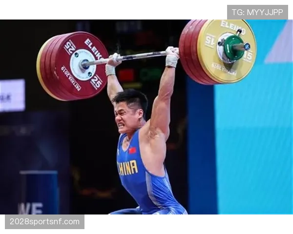 吕小军这把年纪还在练，每天五点起床啃鸡胸肉的样子真不像快四十的人