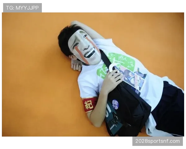 娜奥米·大阪穿个睡衣出门，随手那双鞋比我家车贵，人生观被刷新